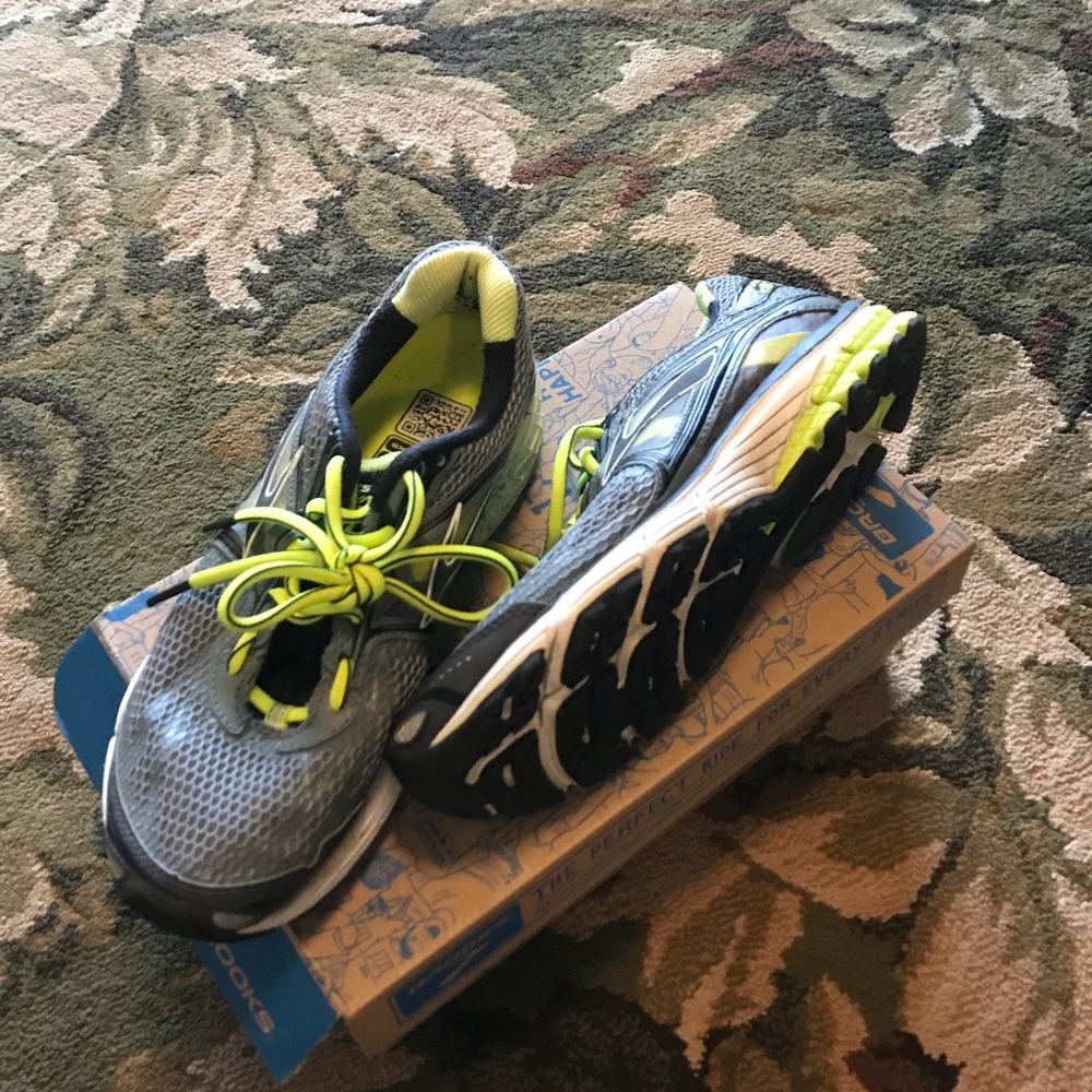 Men’s Brooks gently worn sneakers! Size 8.